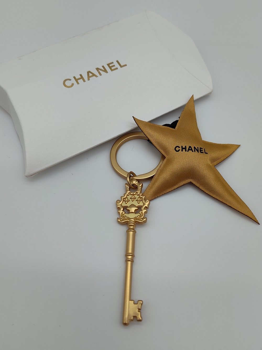 CHANEL Limited Edition Gold Comet Star Key Charm Gifting Line Collectible Japan - Picture 2 of 6